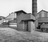 837583 Gezicht op het transformatorhuisje bij de schoorsteen van de N.V. steenfabriek Over Betuwe (Utrechtsestraatweg ...